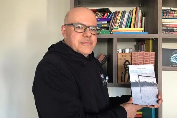 Em novo livro, Roberto Jardim defende mistura entre futebol e política