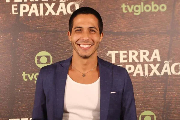 foto colorida do ator rafael gualandi de camiseta branca e blazer azul - metrópoles