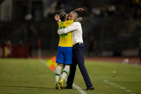 Gabigol abraçando Tite