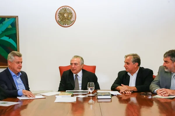 Deputados federais e Rollemberg vão a Temer pedir reajuste para PCDF