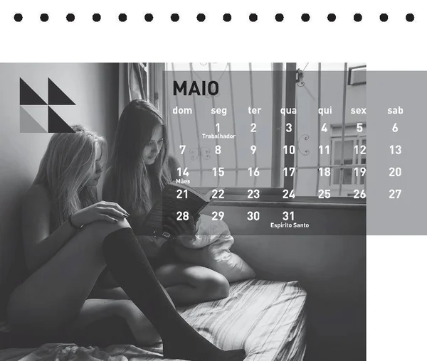 Casais posam nus para calendário em apoio à Biblioteca da Diversidade