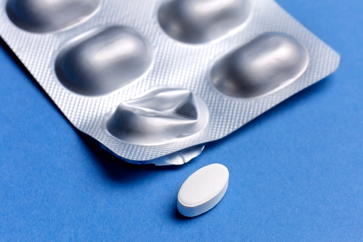 Comprimido removido da cartela. Estatinas. Medicamento. Remédio