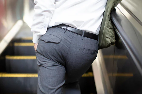 Foto colorida de um homem com terno - Metrópoles