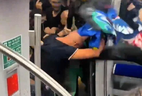 Vídeo: torcedores da Inter e PSG brigam em metrô antes de final