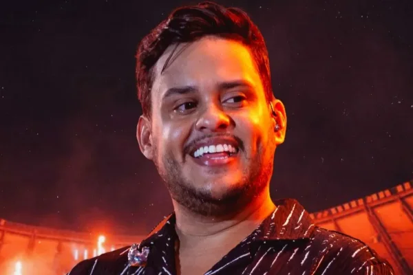 Thiago Aquino rebate críticas após selinho da filha: “Foi de raspão”