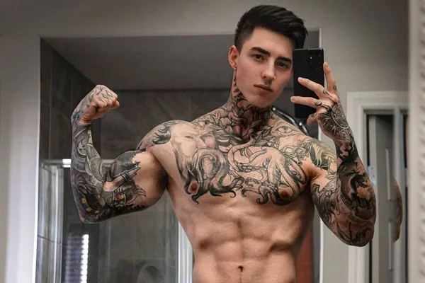 Influencer admite usar calcinha ao invés de cueca: “Mais confortável”