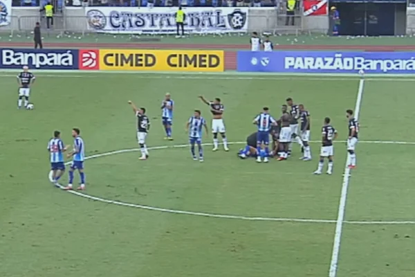 Jogador do Paysandu desmaia e sai de ambulância na final do Paraense