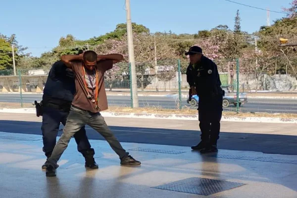 Armado com faca, homem tenta atacar passageiros do BRT no Park Way