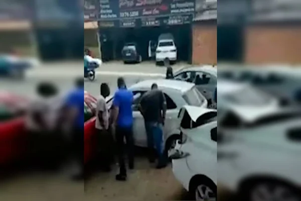 Pessoas cercam carro