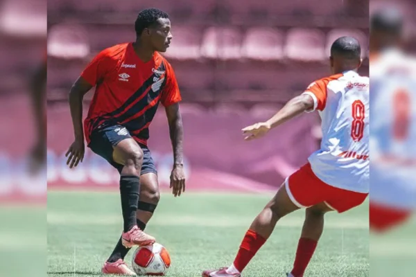 Imagem colorida de Athletico-pr e Audax-SP que terminou com gol de mão - Metrópoles