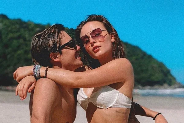 Larissa Manoela mostra corpão com biquíni ousado e dá beijão no namorado