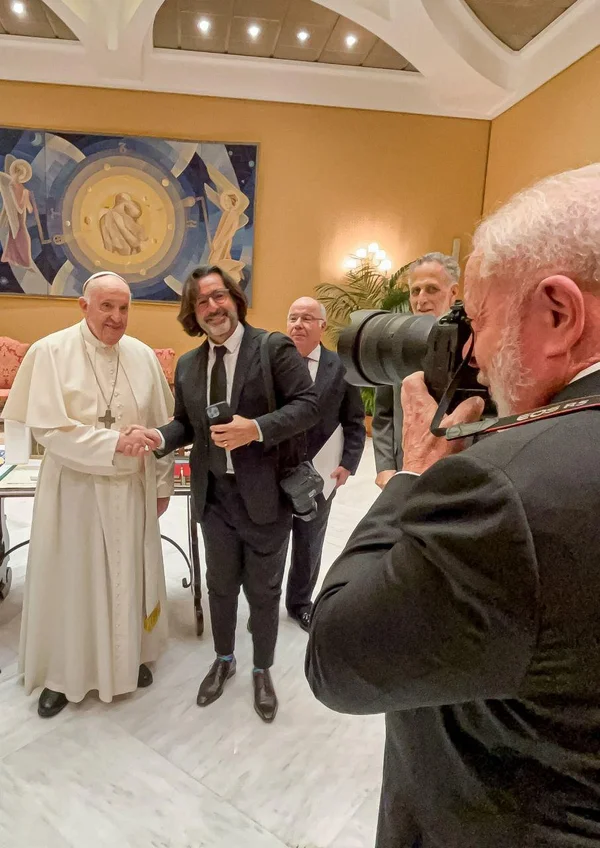 Fotógrafo de Lula, Stuckert é clicado pelo presidente ao lado do papa