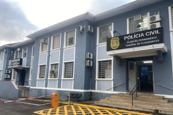 Fachada em cores azul e branco de delegacia em Presidente Prudente - Metrópoles