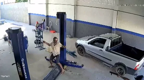 imagem colorida homem morto tiro de espingarda em oficina na bahia
