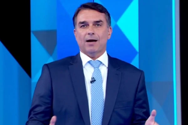 Flávio Bolsonaro durante debate na TV Globo - Metrópoles