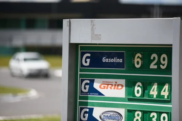 Foto colorida de posto de combustível mostrando o preço da gasolina em Brasília - Metrópoles