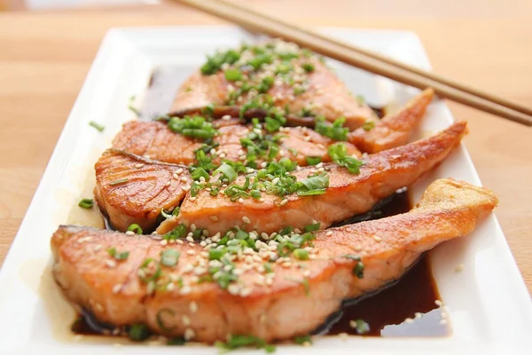 Salmão com molho teriyaki fácil e rápido: aprenda esta receita