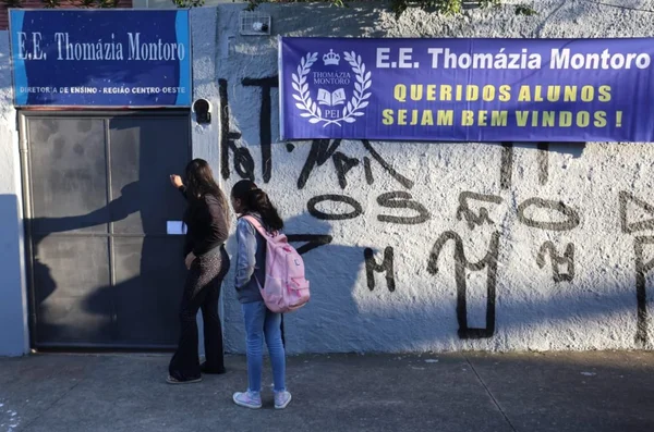 Imagem colorida de entrada de escola alvo de ataque el SP