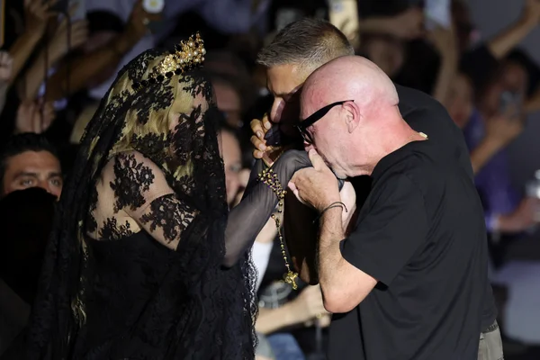 Na imagem com cor, foto da Madonna, Domenico Dolce and Stefano Gabbana no desfile da Dolce & Gabbana - metrópoles