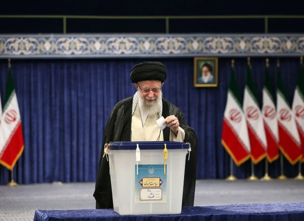 íder supremo do Irã, aiatolá Ali Khamenei, vota nas eleições presidenciais antecipadas - Metrópoles