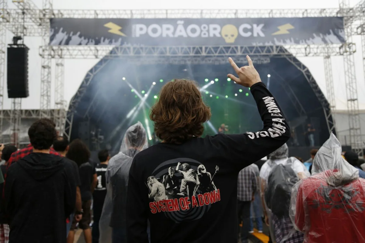 Três palcos dividiram as bandas, sendo um deles de rock pesado Três palcos dividiram as bandas, sendo um deles de rock pesado