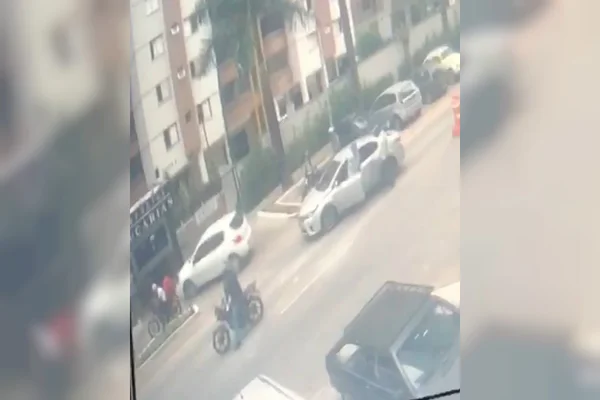 Vídeo: motorista de 66 anos tem carro roubado em Águas Claras