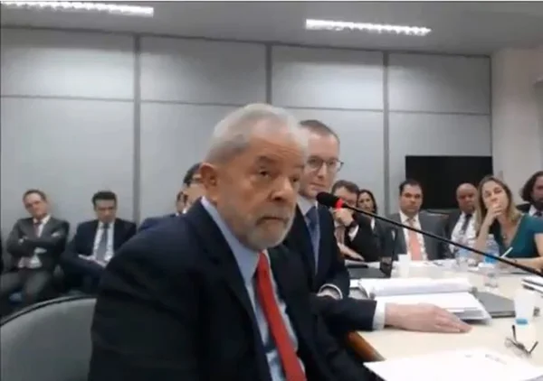 Advogados de Lula comemoram desempenho do petista em depoimento