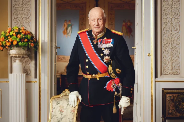 Foto colorida do rei Harald V da Noruega, com o traje militar - Metrópoles