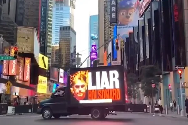 Vídeo: caminhão com frases e imagens contra Bolsonaro circula por NY