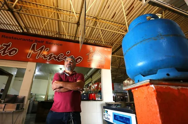 Atravessadores vendem gás de cozinha pelo triplo do preço no DF