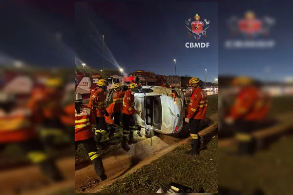 Carro capota na BR-020 e duas pessoas ficam presas às ferragens