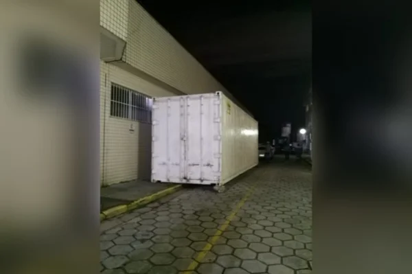 Hospital João Lúcio, na zona leste de Manaus (AM). recebe contêiner frigorífico