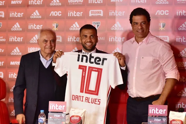 Apresentado, Daniel Alves se declara ao São Paulo e projeta títulos