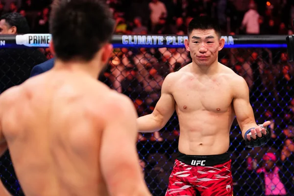 Lutador do UFC acusa adversário de gesto racista antes de duelo