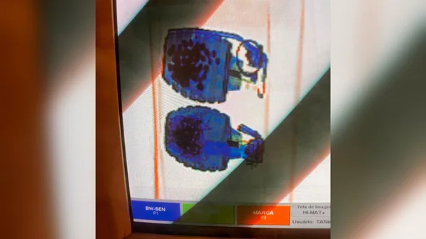 Foto de granadas em pacote de encomenda dos Correios