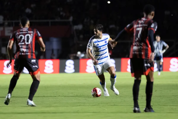 Imagem colorida da partida entre Pouso Alegre x Cruzeiro