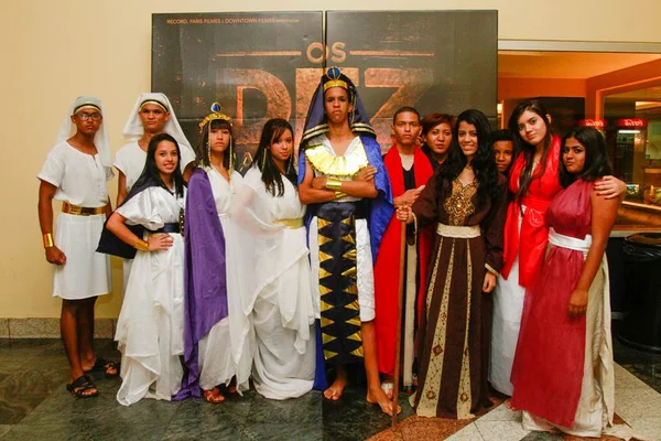 Cosplay, novela e clima de culto. Veja como é uma sessão de “Os Dez Mandamentos – O Filme”