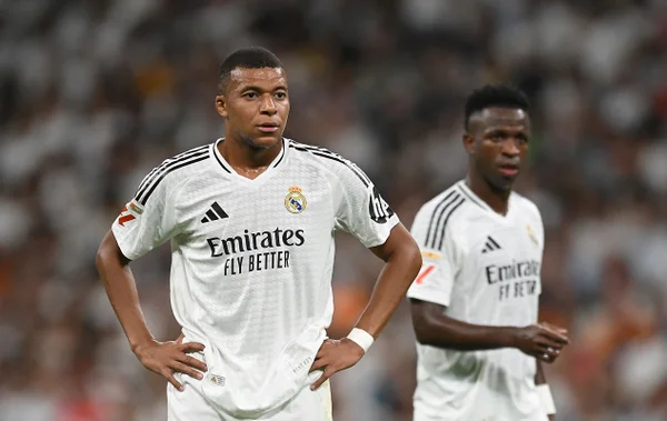 Foto colorida de Mbappé e Vini Jr., do Real Madrid - Metrópoles