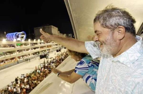 Lula e a então presidente-dama Marisa Letícia na Sapucaí, em 2009