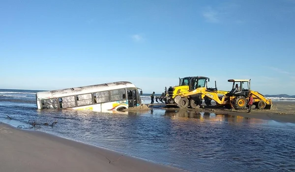 Ônibus atola em praia e é coberto pelo mar em São Paulo