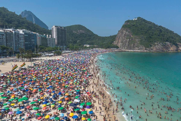 imagem colorida mostra Praia do Leme - Rio de Janeiro - Metrópoles