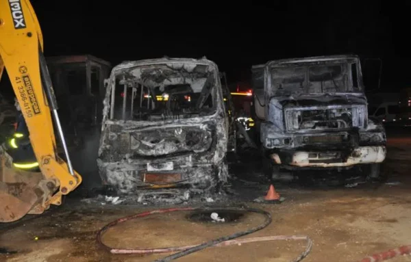 Curitiba: criminosos incendeiam veículos de prefeitura por vingança