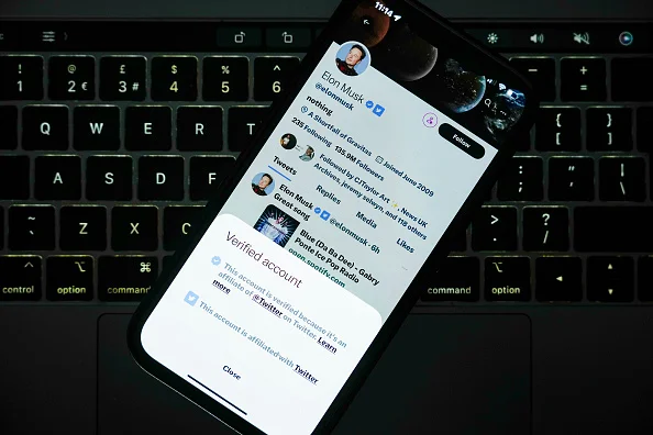 Após ser bombardeado nas redes, Twitter restabelece selo azul para celebridades