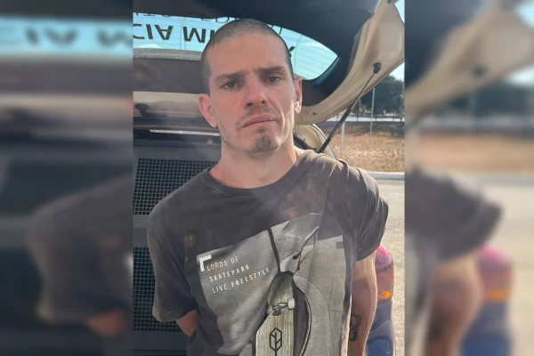 Foto colorida de homem careca em carro