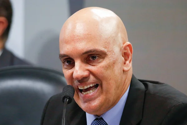 Para bloquear contas, Moraes amplia multa e intima presidente do Facebook