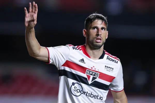 Vídeo: Calleri dá tapa em torcedor que filmava jogadores do São Paulo