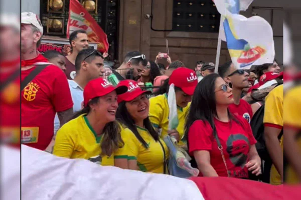 Ato pró-Lula reúne milhares de estudantes e apoiadores na Candelária, no RJ - destaque galeria Ato pró-Lula reúne milhares de estudantes e apoiadores na Candelária, no RJ - destaque galeria