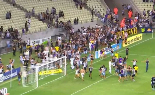 Ceará repudia vandalismo após torcida invadir campo no Castelão