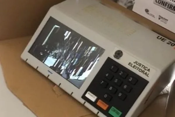 Vídeo: eleitor quebra urna eletrônica com soco no sertão da Paraíba