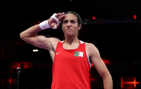 Imagem colorida de Imane Khelif, boxeadora alvo de plêmica em Paris- Metróples